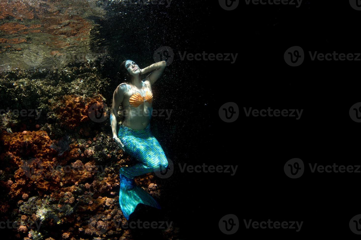 bellissimo sirena nuoto subacqueo nel il in profondità blu mare foto