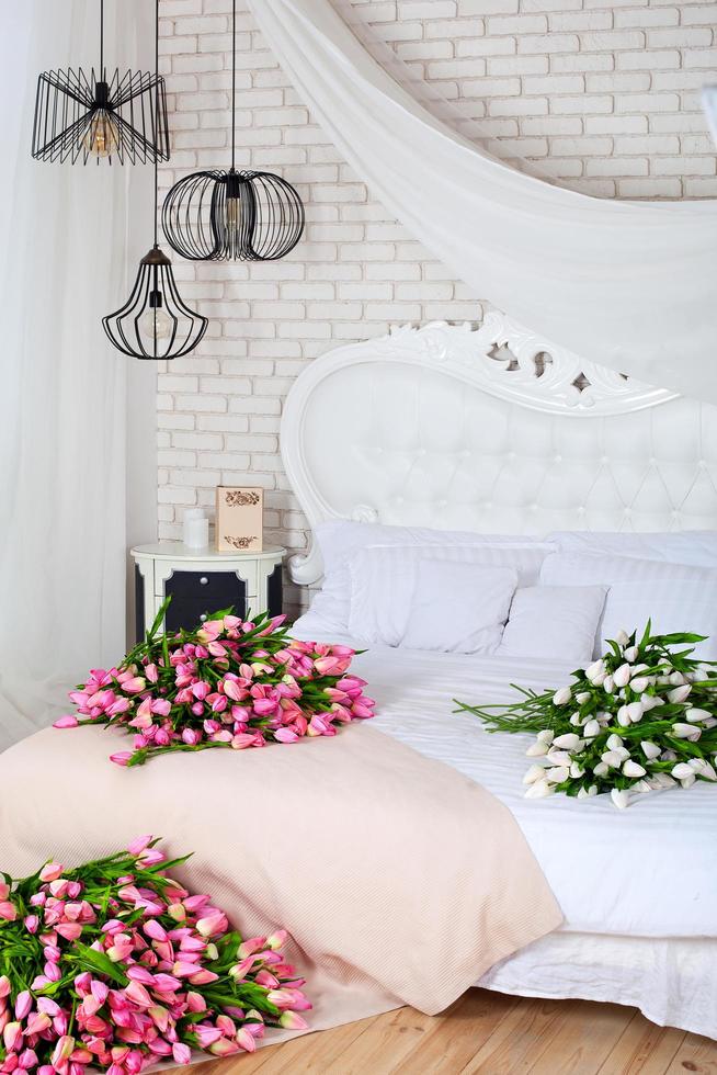mattinata romantica in una camera da letto chic con tulipani foto