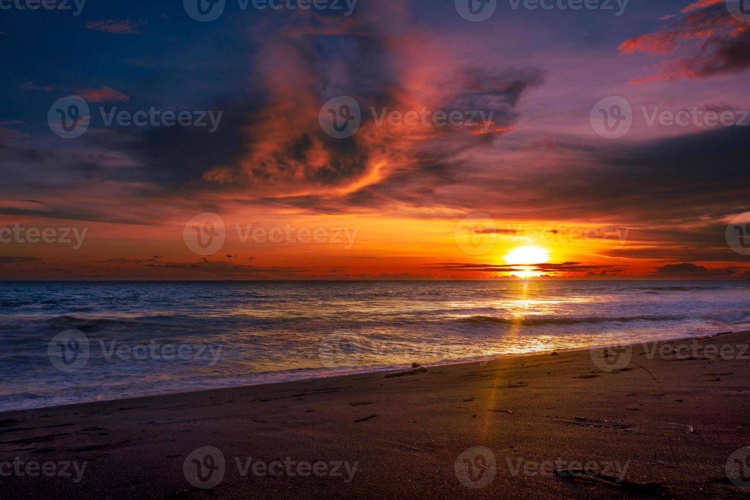 bellissimo tramonto nel spiaggia paesaggio foto