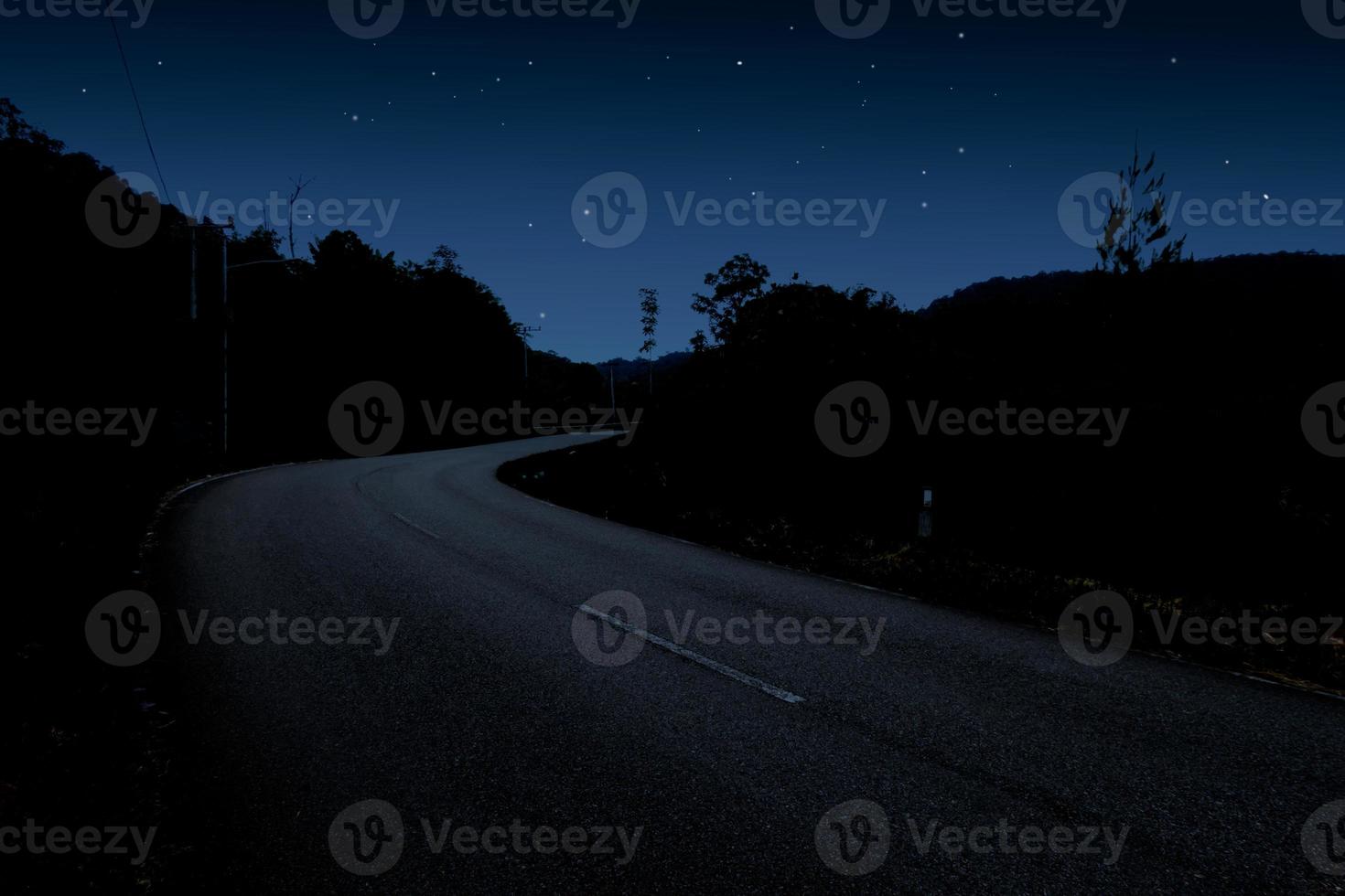 stellato notte cielo e avvolgimento strada foto