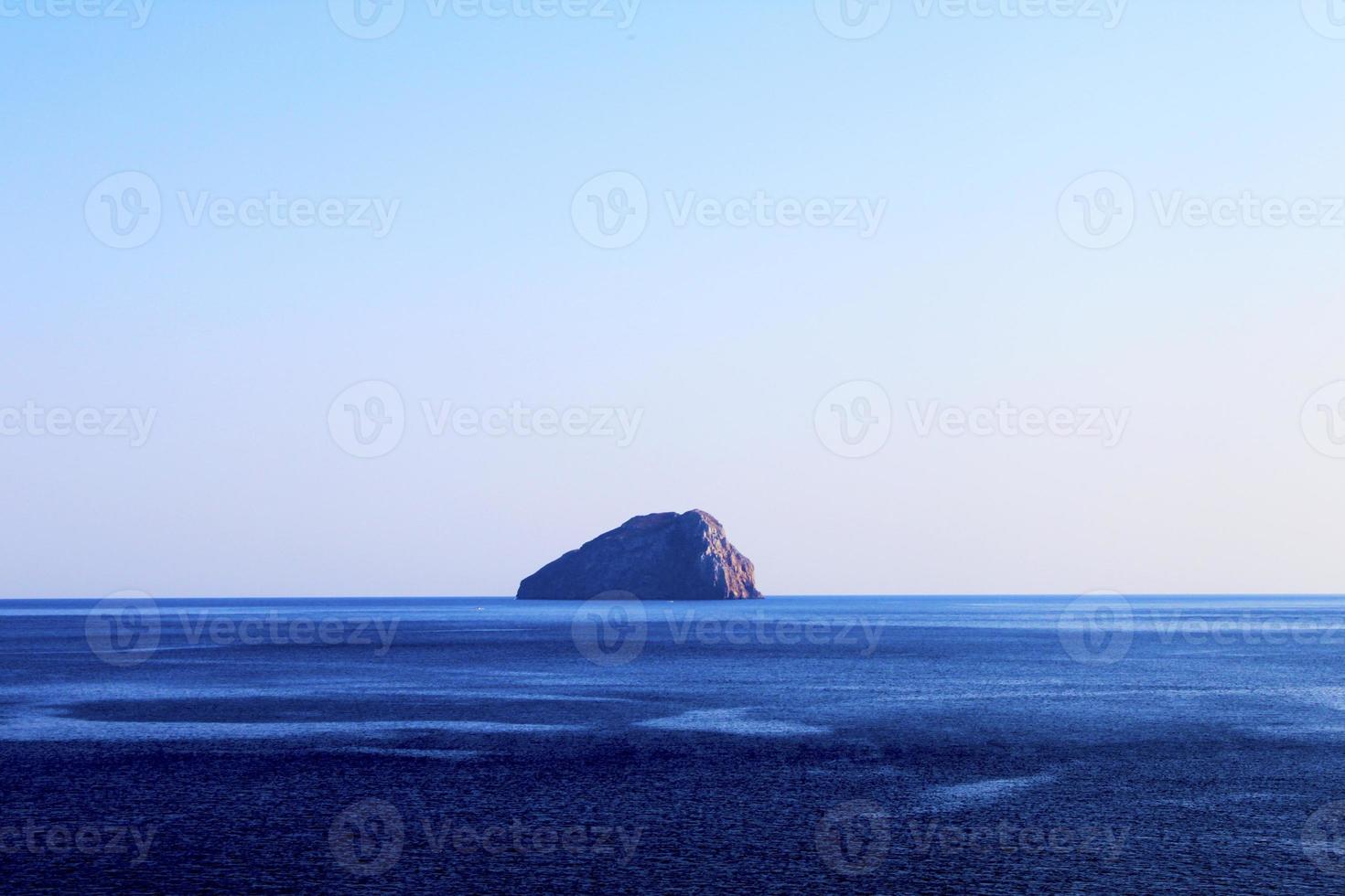 il roccia nel il oceano foto