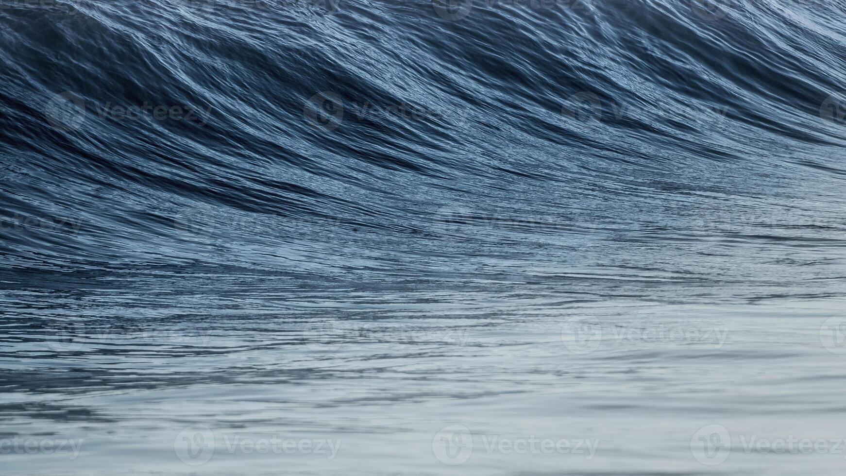 acqua fluente nel il acqua foto