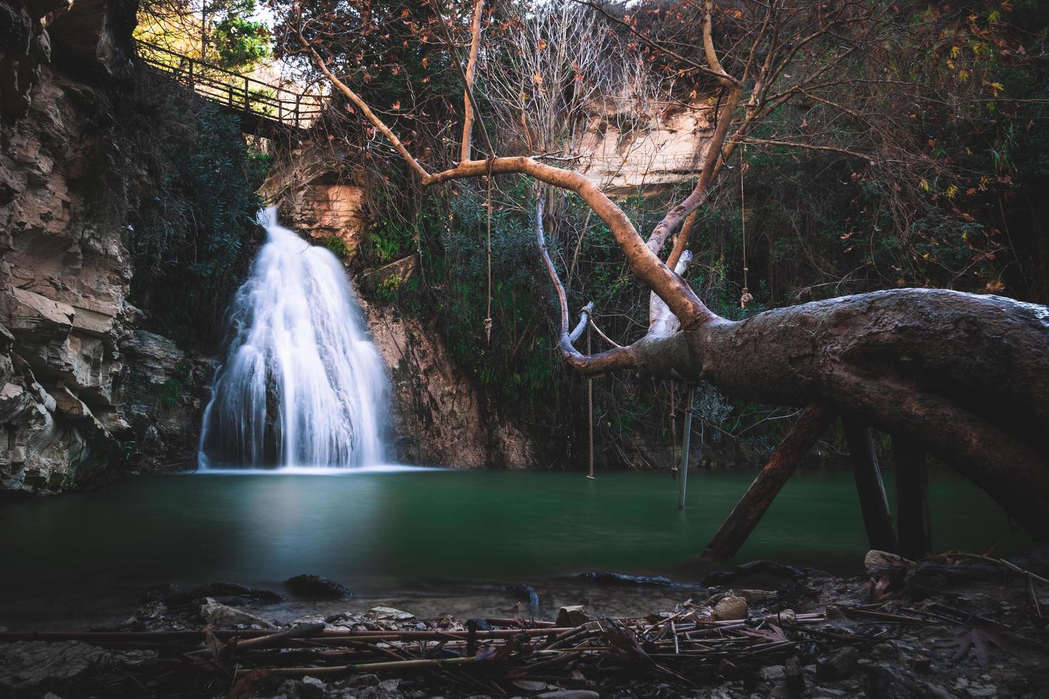 cascata di Cipro sulle acque verdi foto