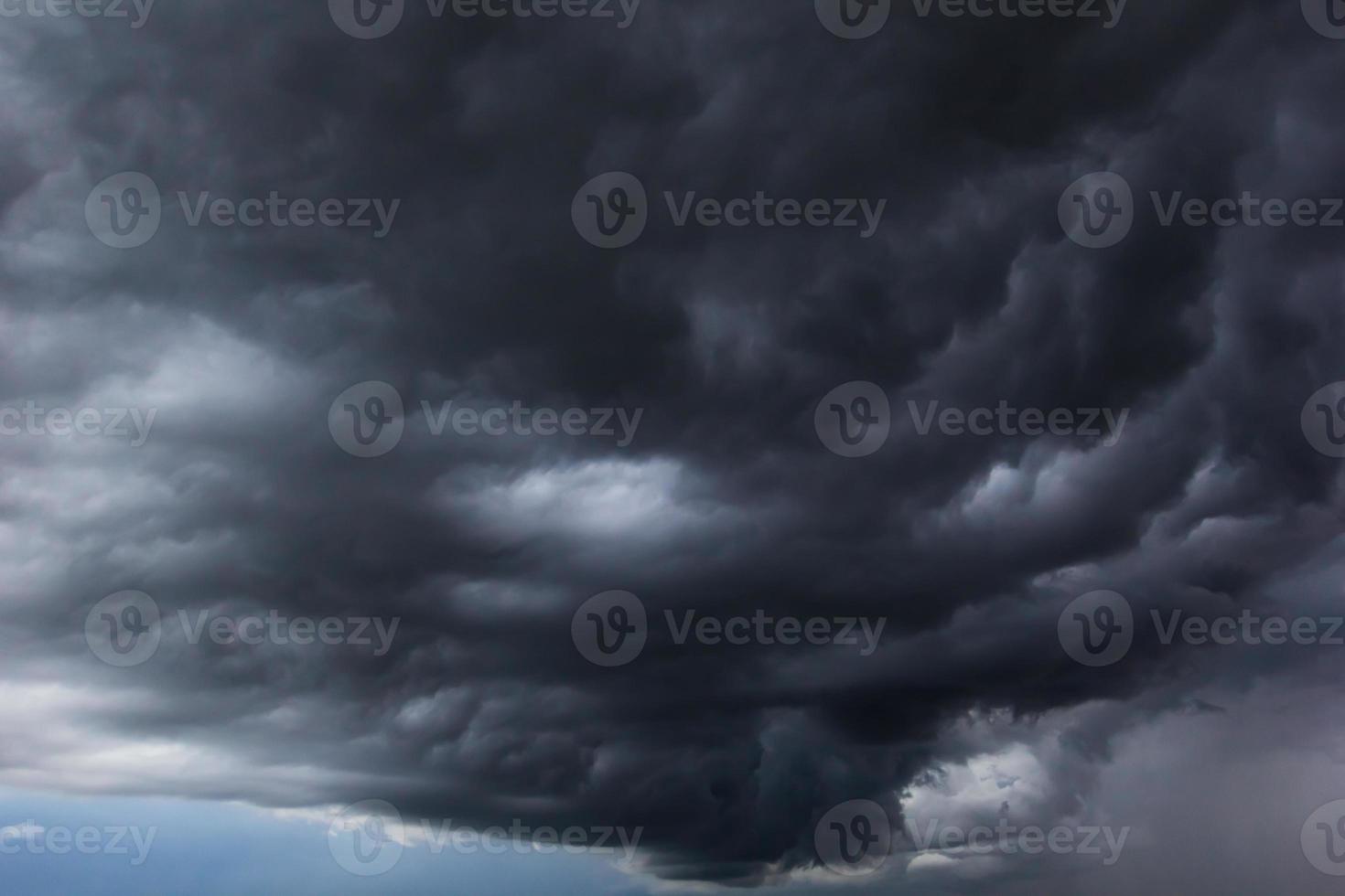 il cielo scuro aveva nuvole raccolte a sinistra e un forte temporale prima che piovesse. foto