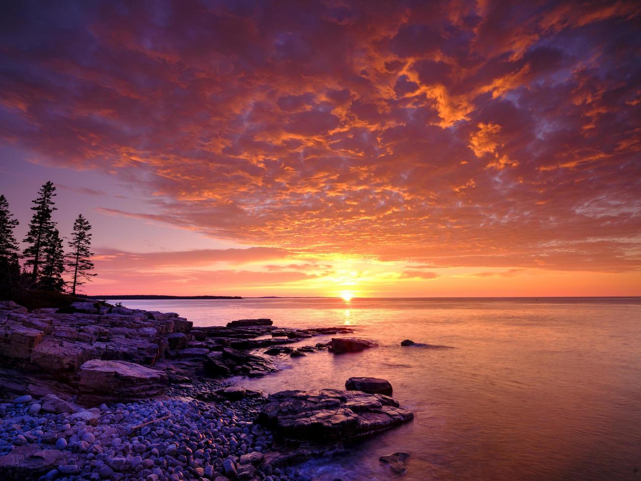 vista panoramica del tramonto sull'oceano foto