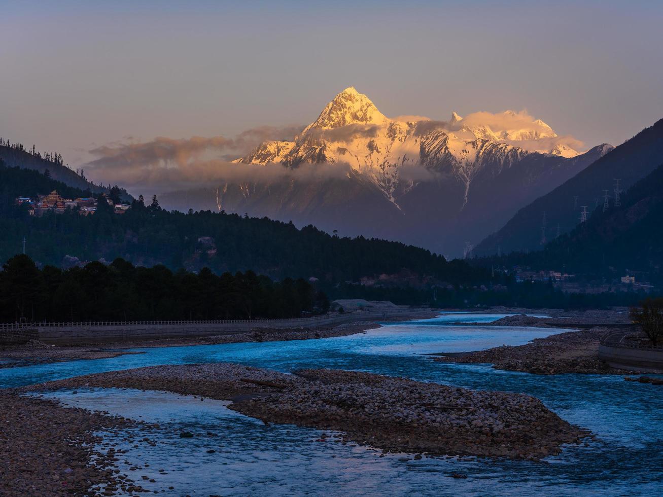 vista delle montagne himalayane dal fiume foto