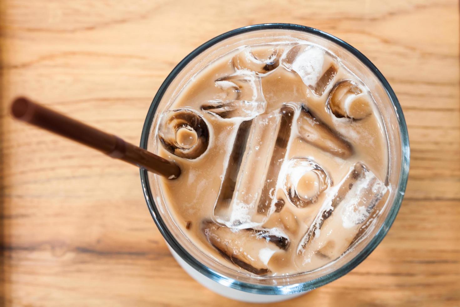 caffè ghiacciato in caffetteria sul tavolo di legno foto