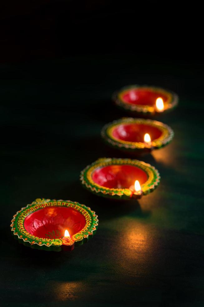 felice diwali - lampade diya accese durante la celebrazione di diwali. foto
