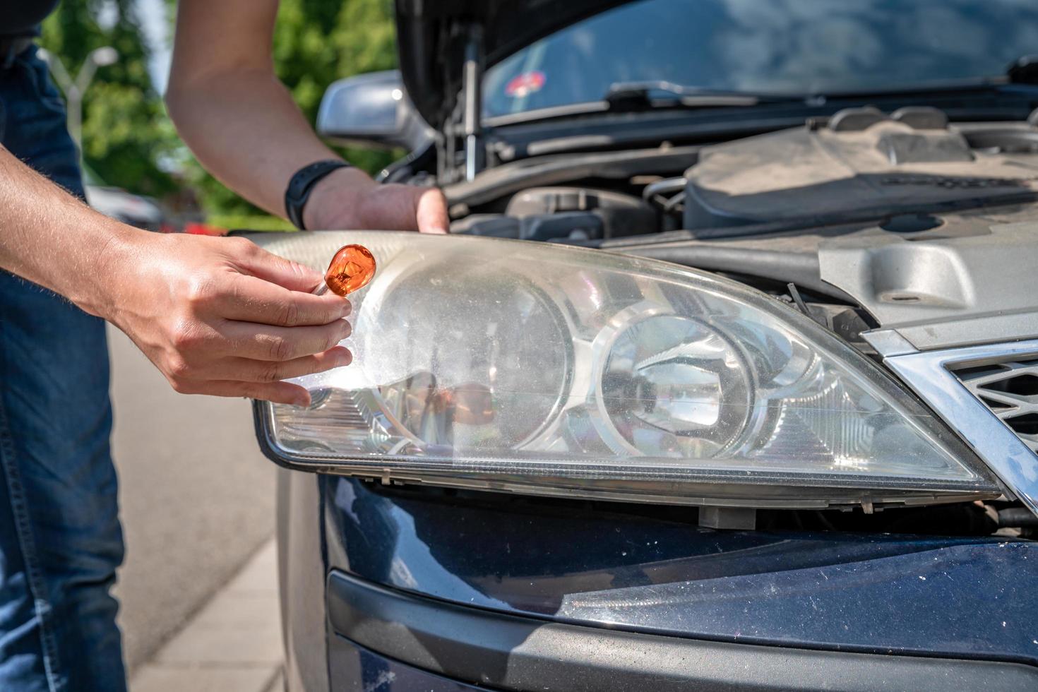 sostituzione della lampadina in auto foto