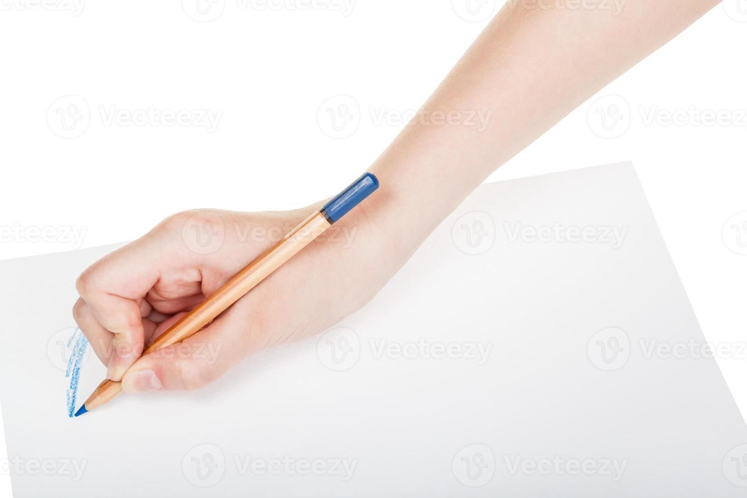 mano vernici di legna blu matita su foglio di carta foto