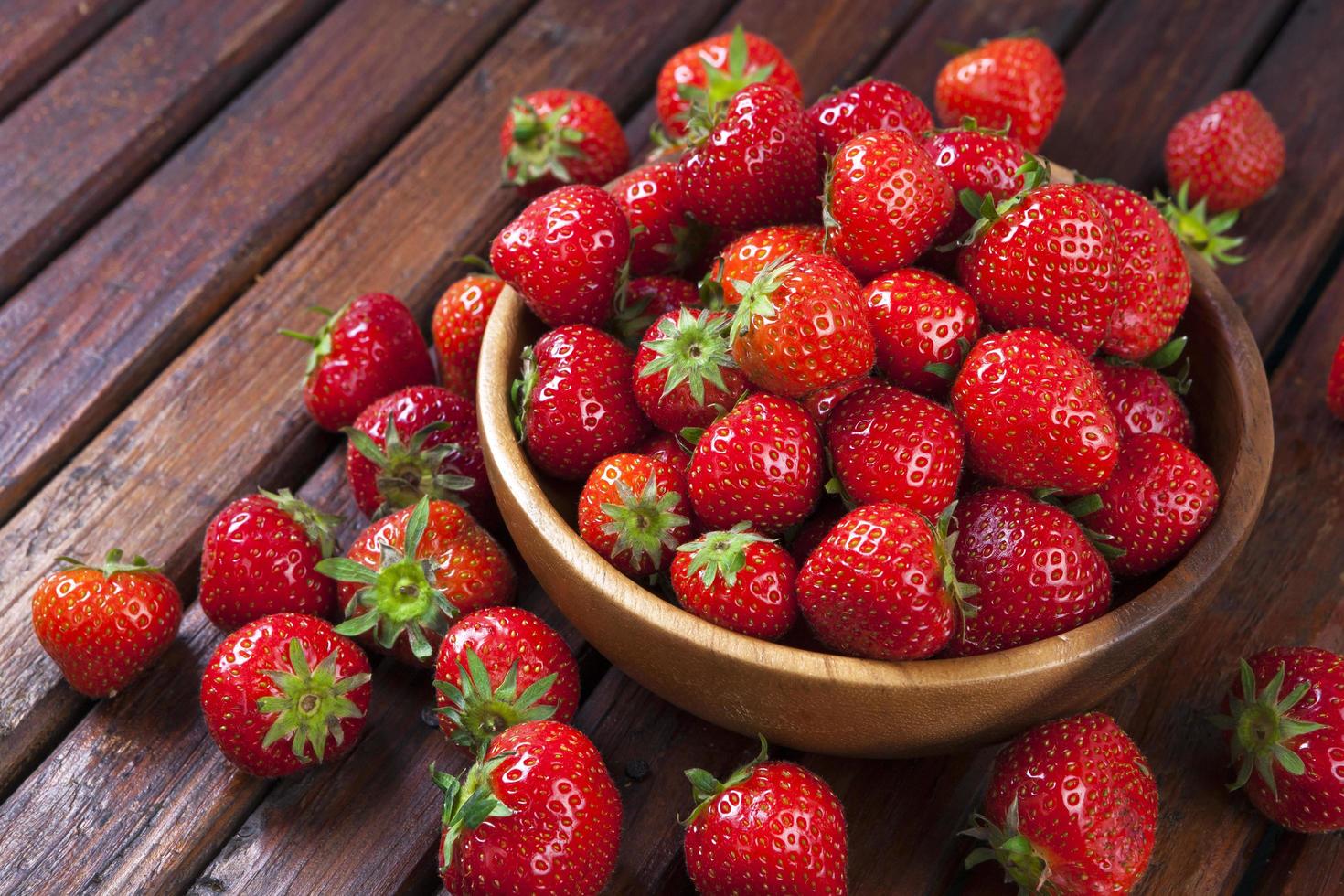 fragola su fondo in legno foto