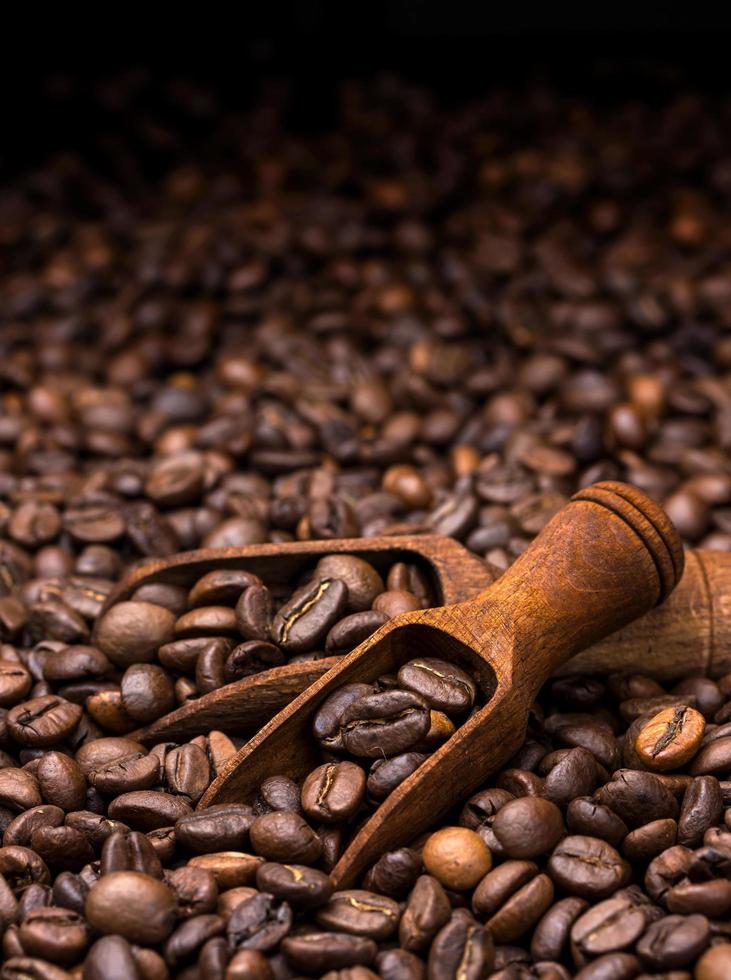 chicchi di caffè su sfondo scuro foto