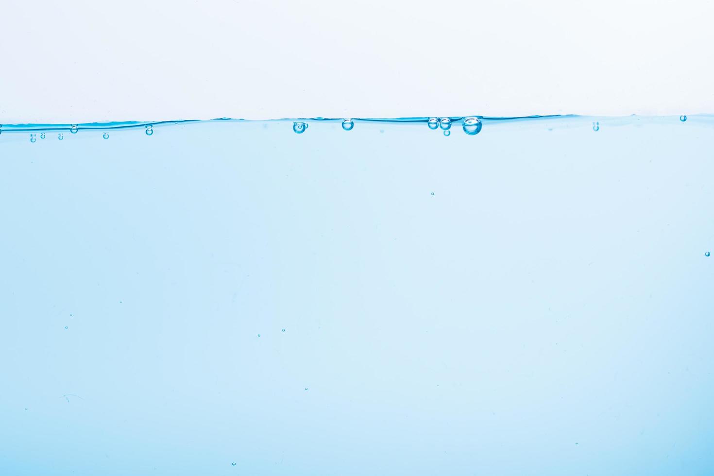 superficie di acqua blu su sfondo bianco foto