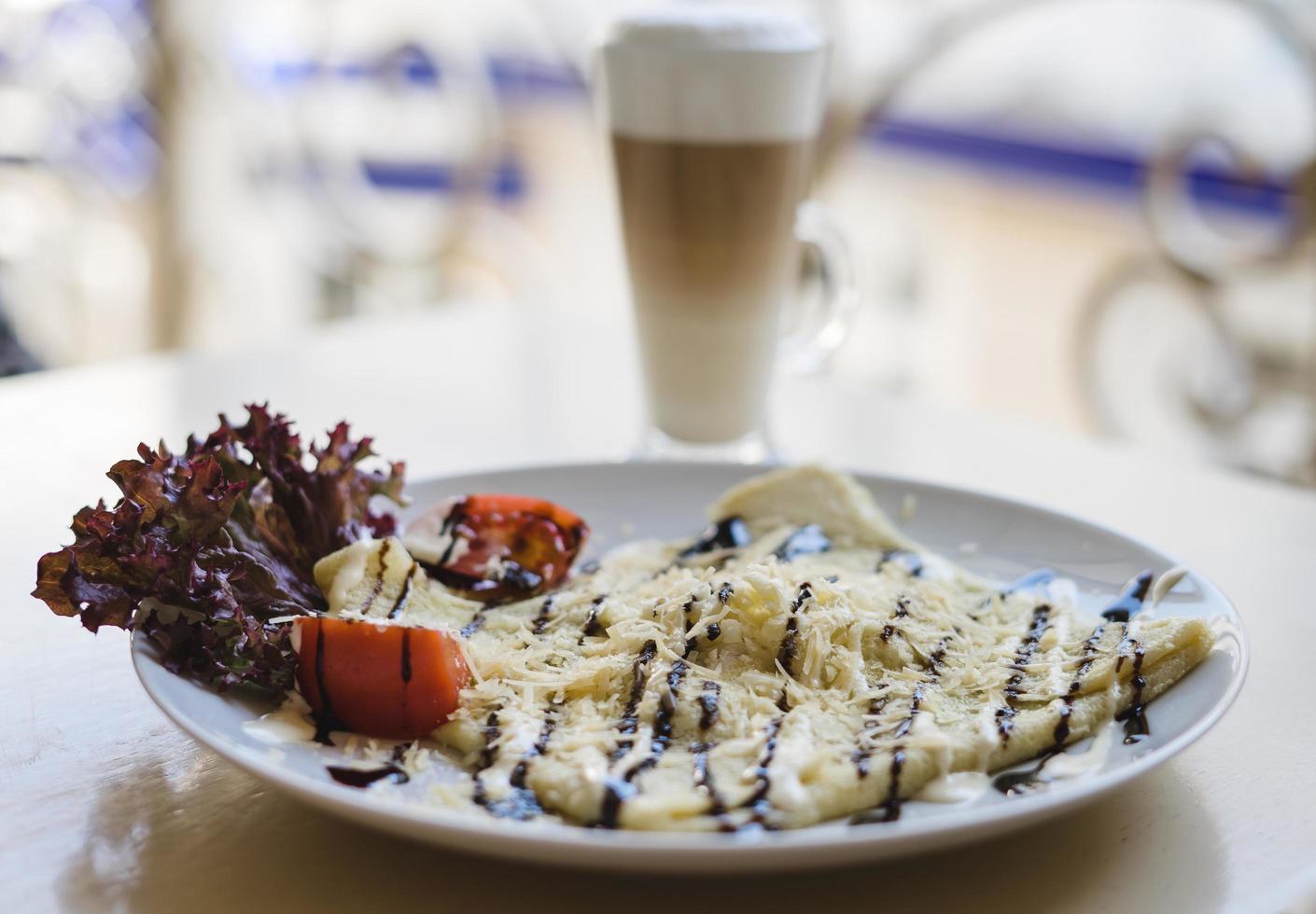 crepe con formaggio e pomodori foto