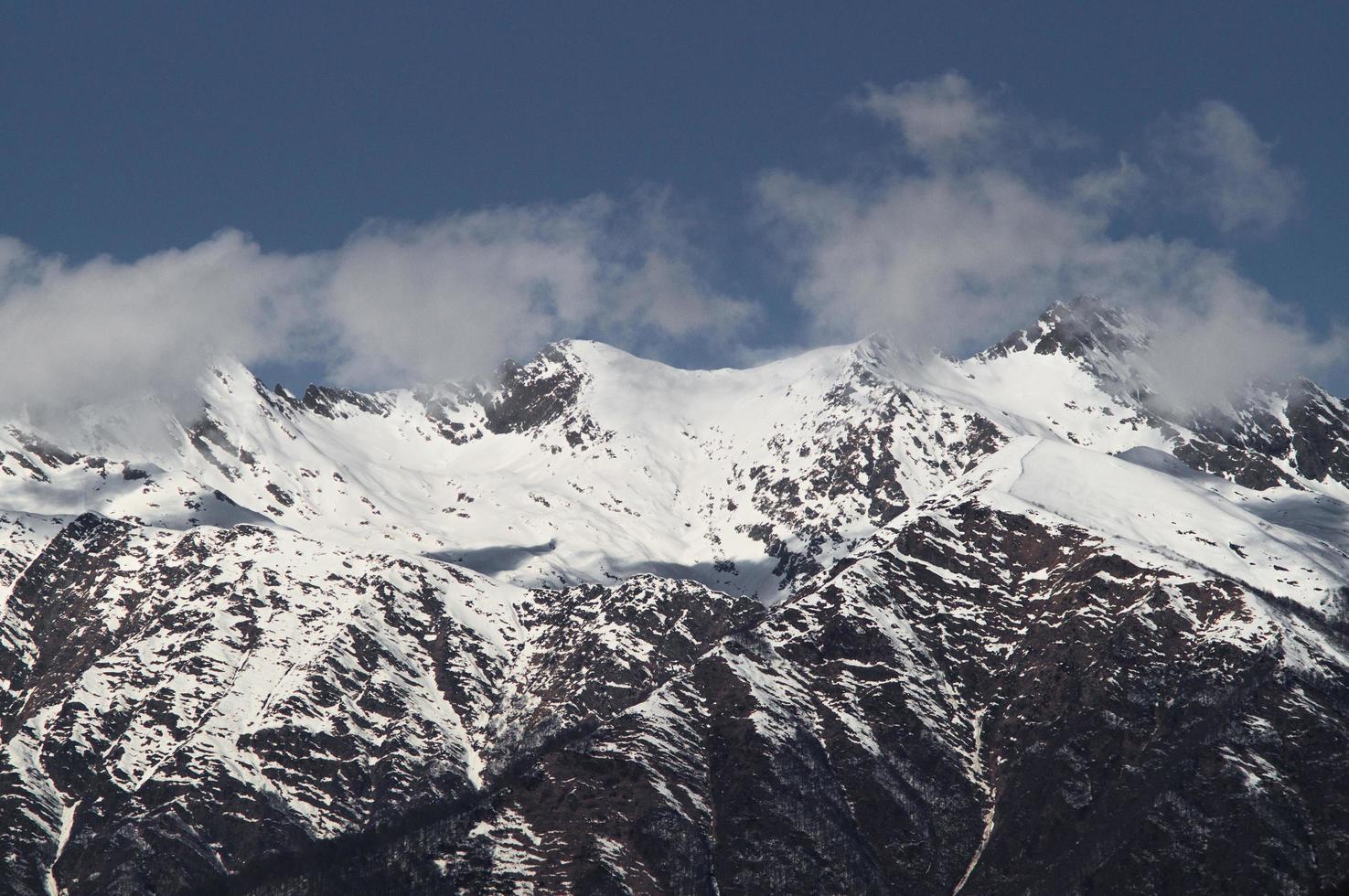 montagne innevate del Caucaso di krasnaya polyana, russia foto