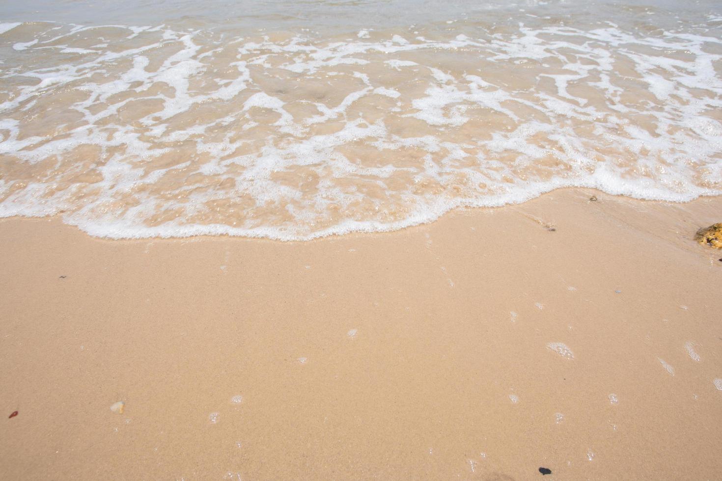 spiaggia di sabbia e onde foto