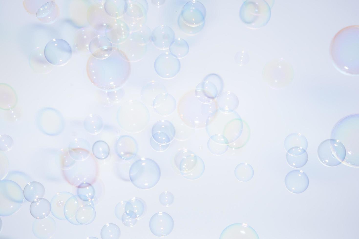 bolle colorate su sfondo bianco foto