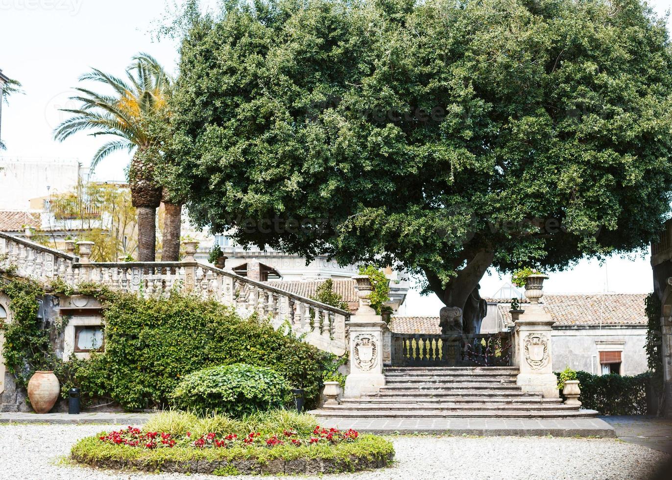 passaggi e giardino nel villa ceramica nel catania città foto