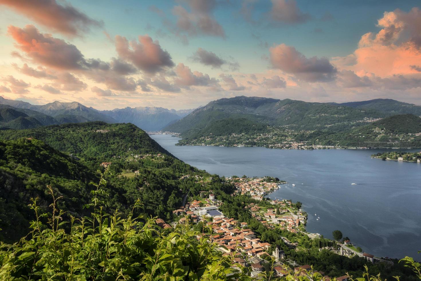 panoramica del lago d'Orta al tramonto foto