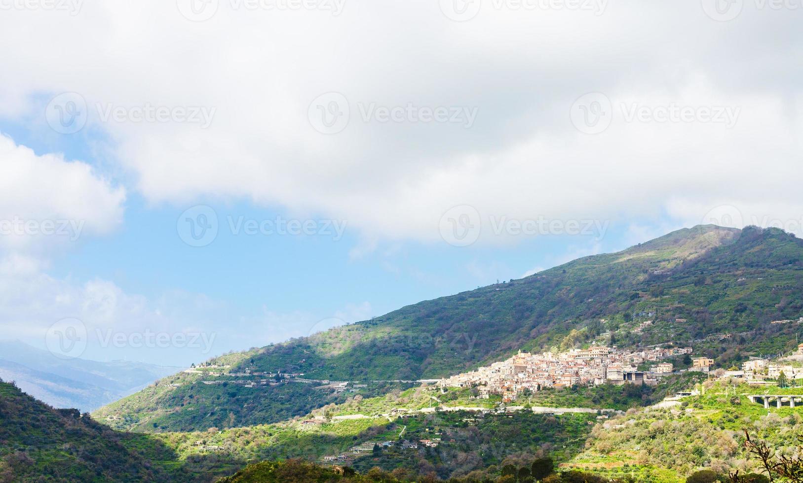 montagna paesaggio con savoca villaggio nel sicilia foto