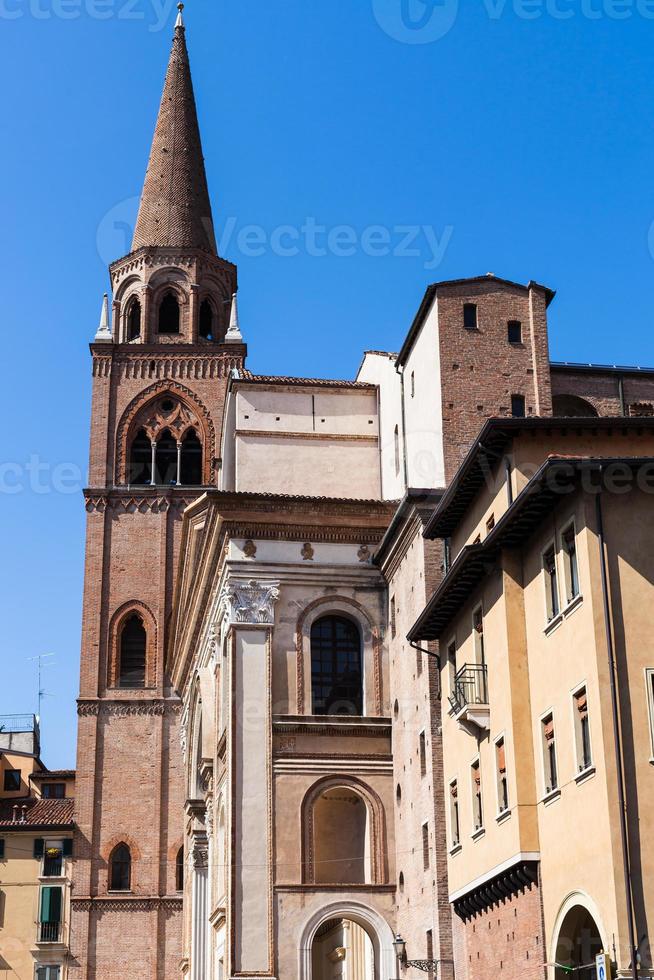 campana Torre di basilica di sant'andrea e case foto