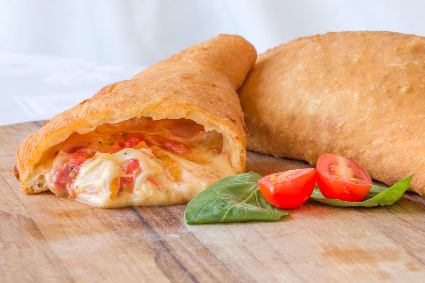 Close-up di pomodoro e mozzarella panzerotti foto