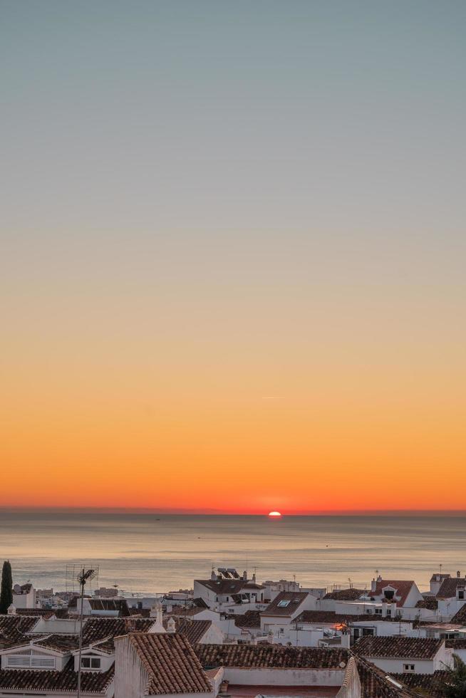 ora d'oro tramonto sull'oceano foto