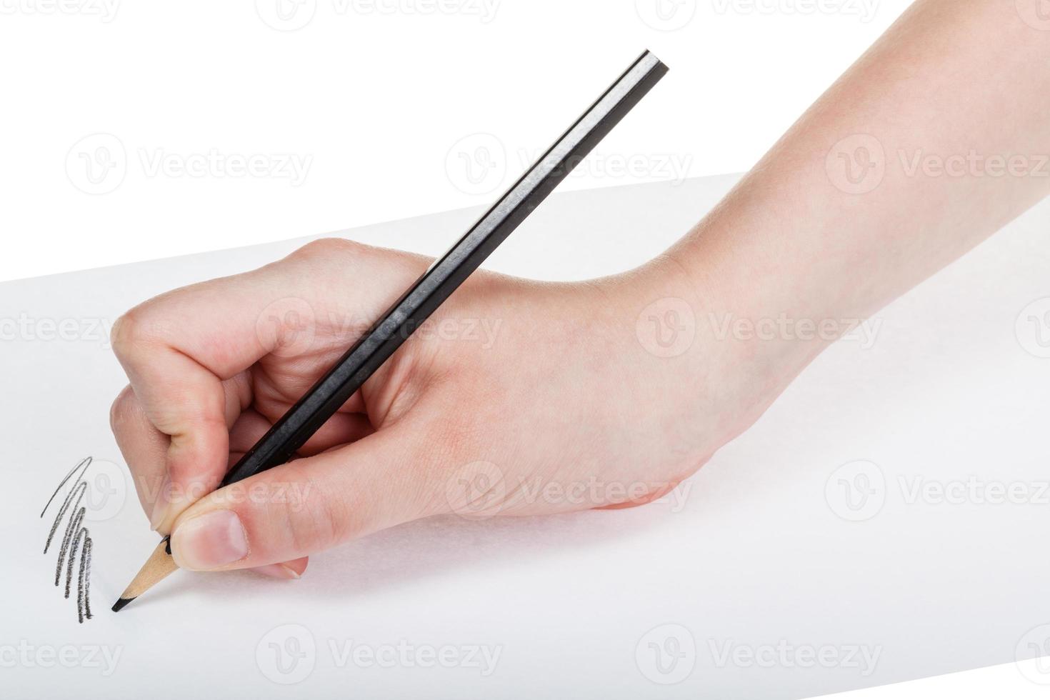 mano vernici di legna nero matita su foglio di carta foto