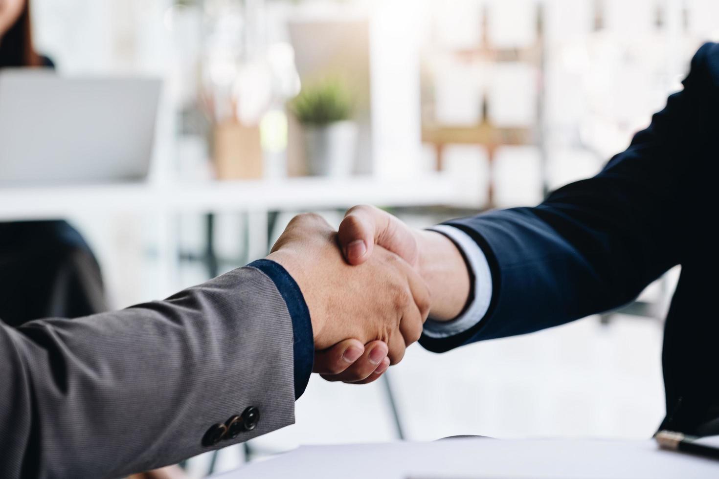 primo piano di una stretta di mano tra due professionisti foto