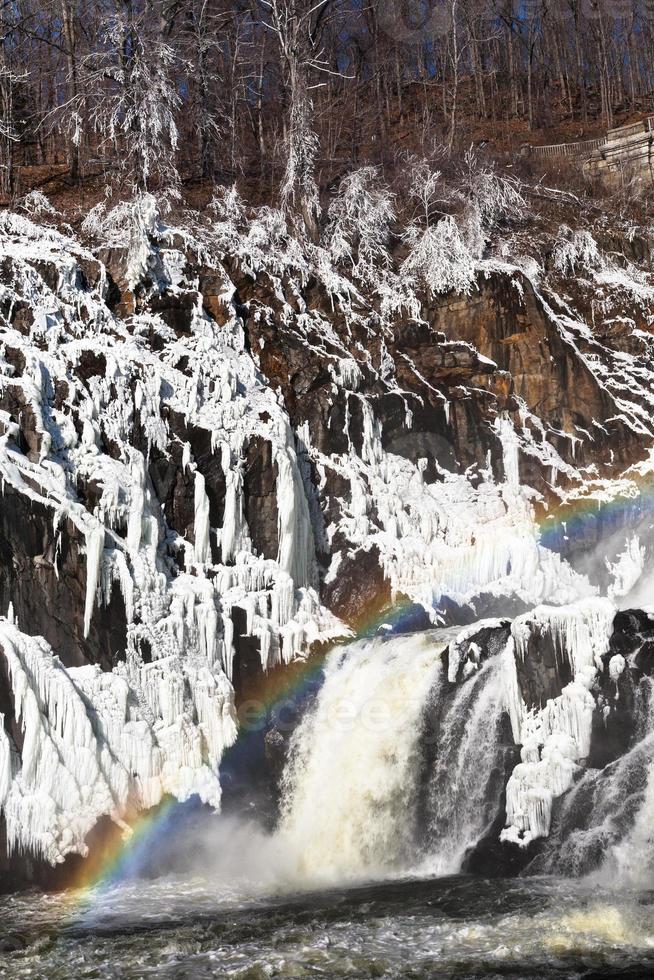 arcobaleno su fiume rapide foto