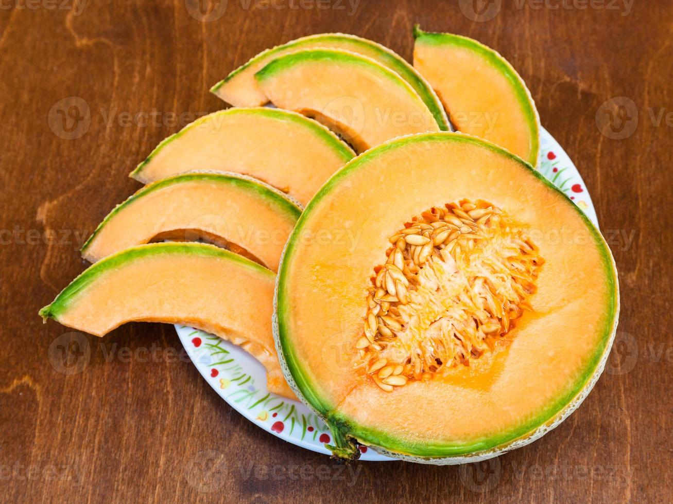 fette di maturo siciliano Cantalupo melone su tavolo foto