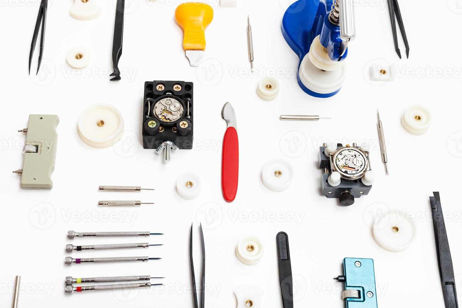 collage di vario utensili per orologio riparazione foto