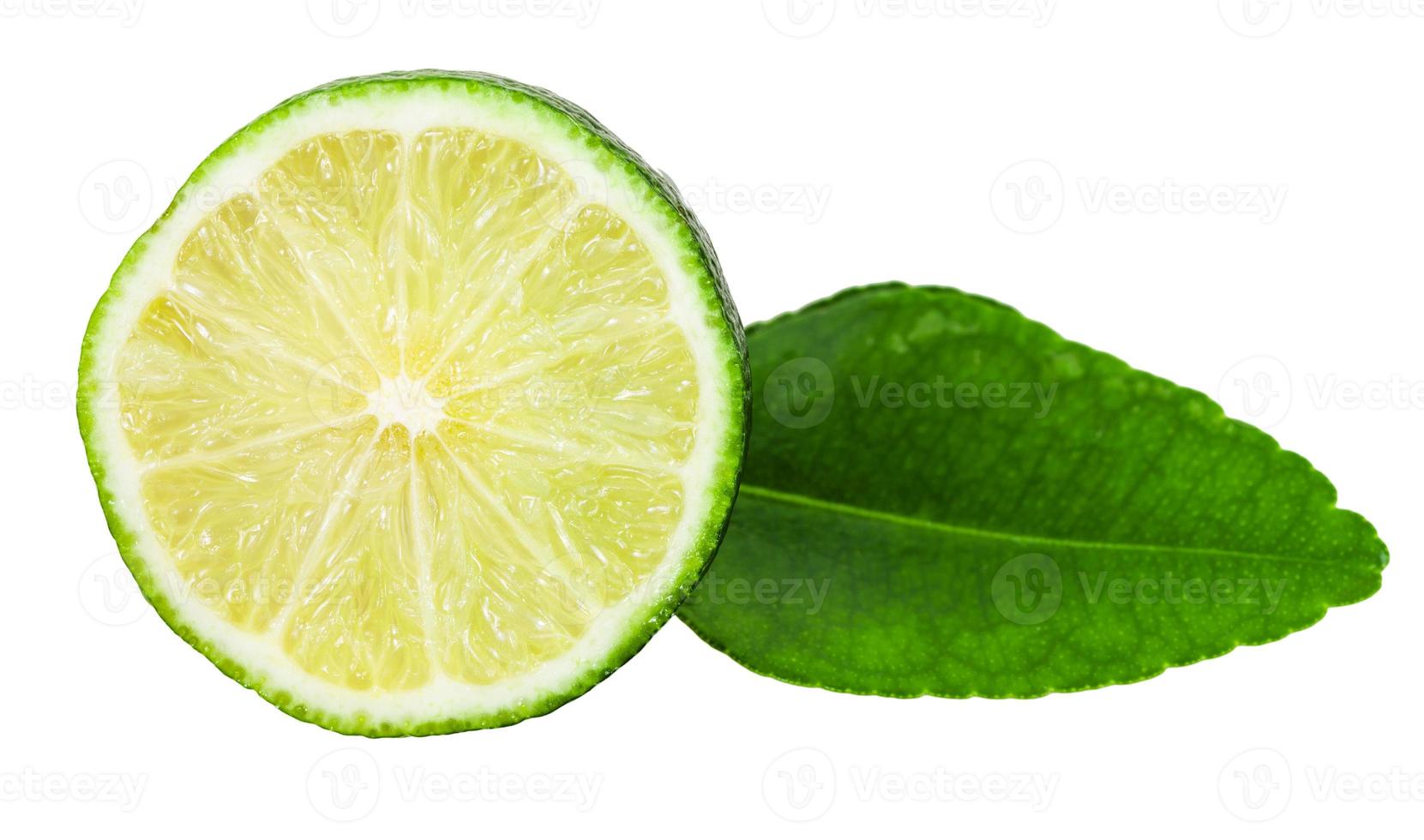 fetta di fresco kaffir lime frutta con foglia foto