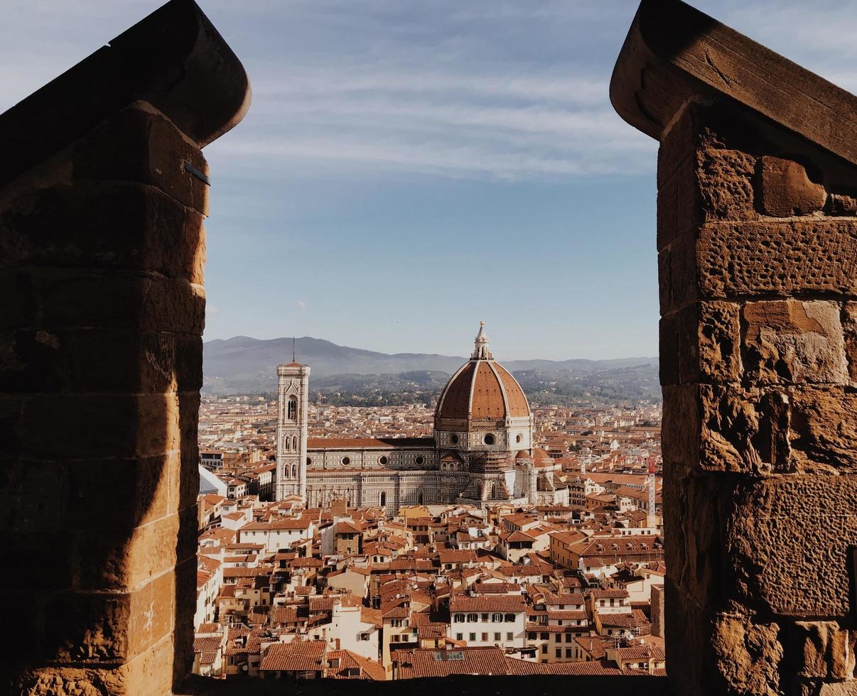 palazzo vecchio visto tra colonne di mattoni foto