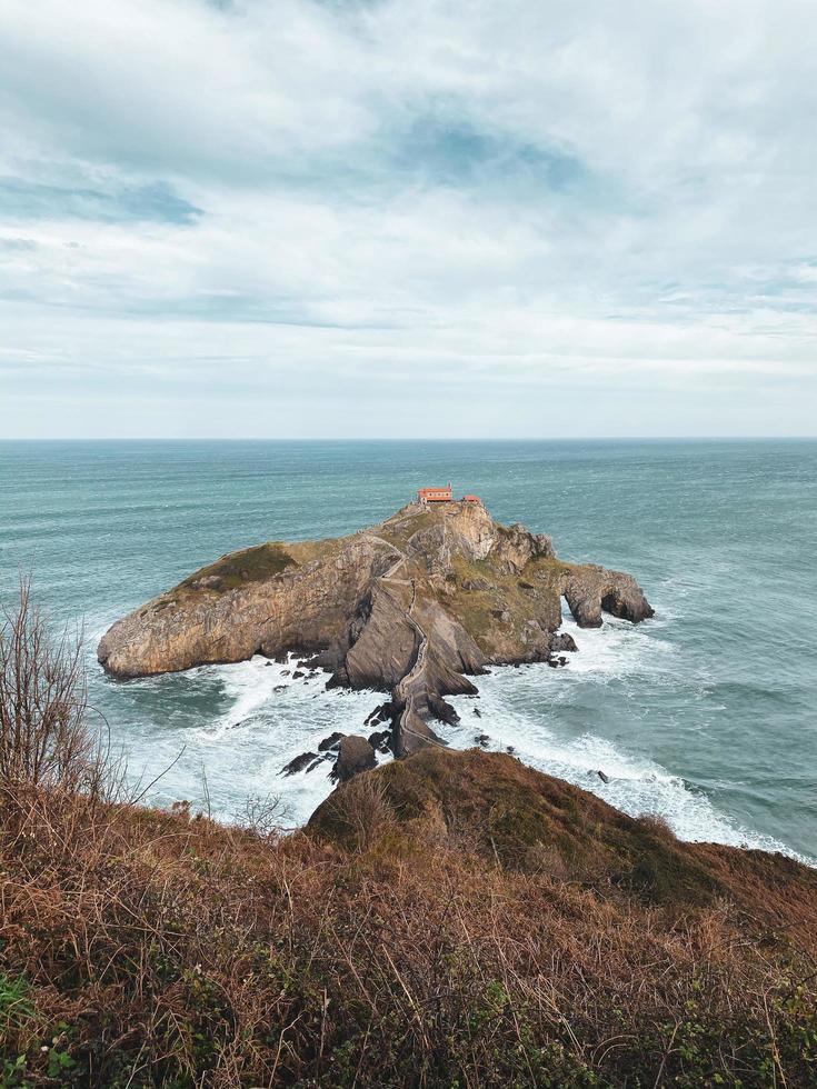 antenna dell'isolotto di gaztelugatxe foto