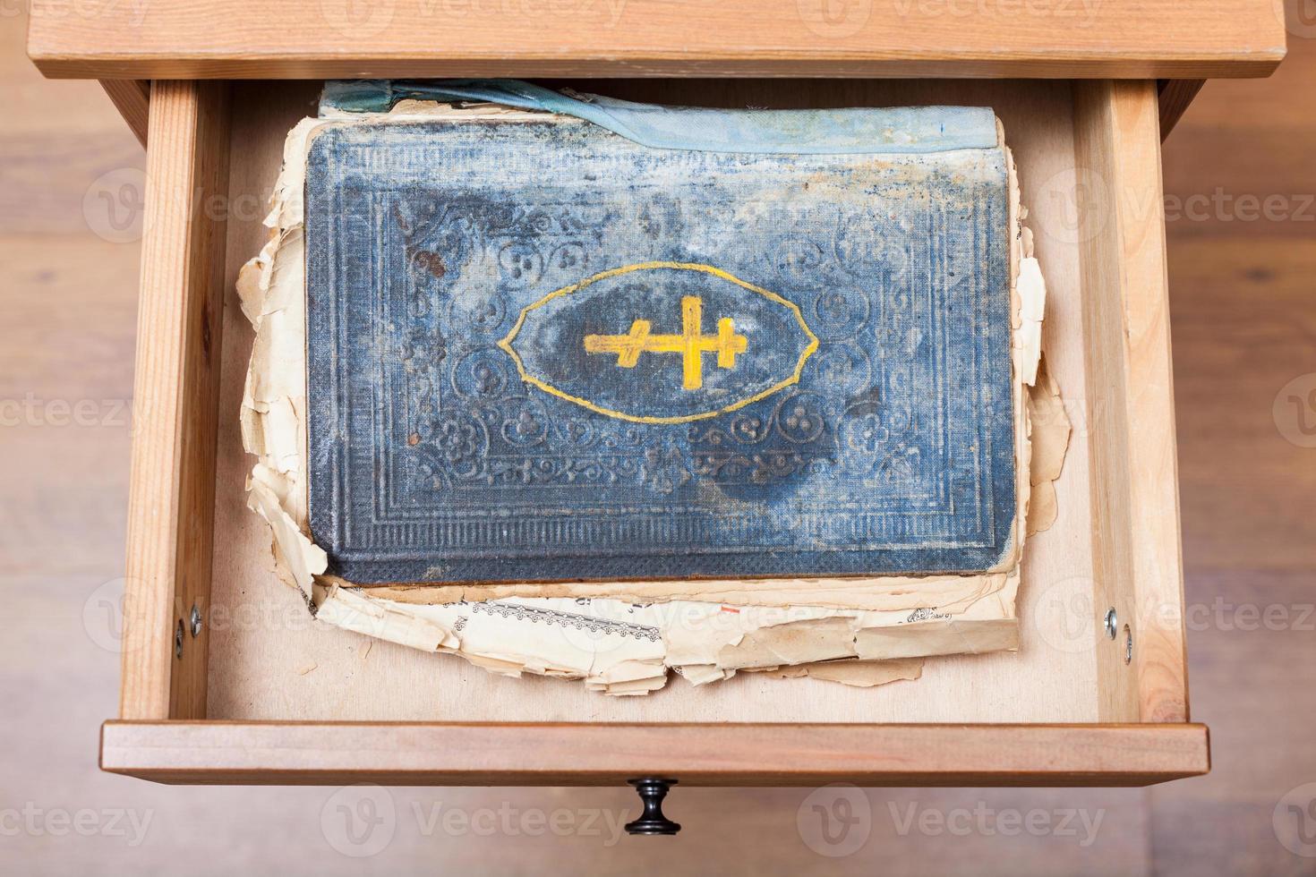 vecchio religioso libro nel Aperto cassetto foto