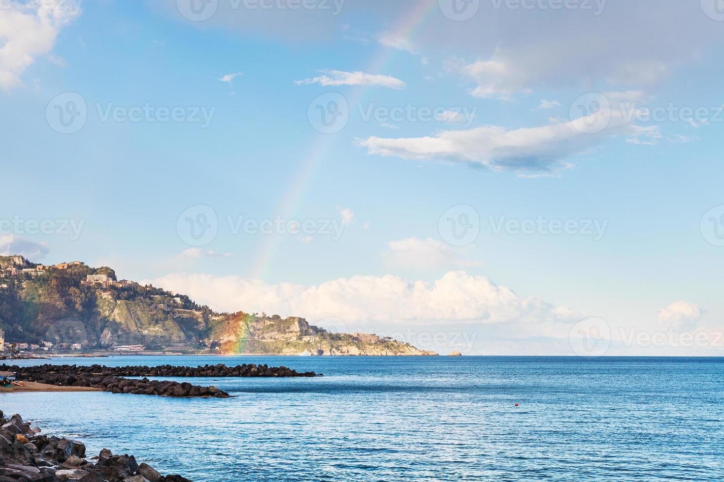 Visualizza di taormina capo e arcobaleno nel ionico mare foto