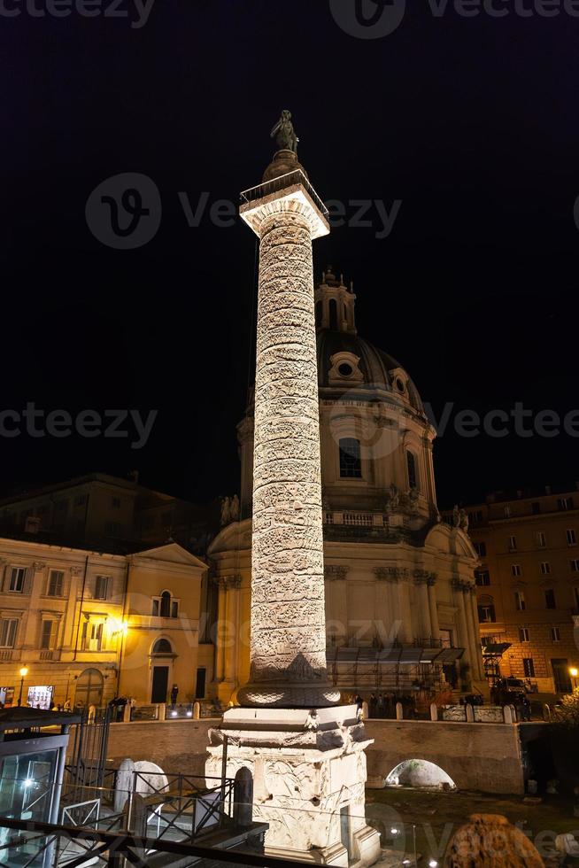 traiano colonna su romano forum nel notte foto