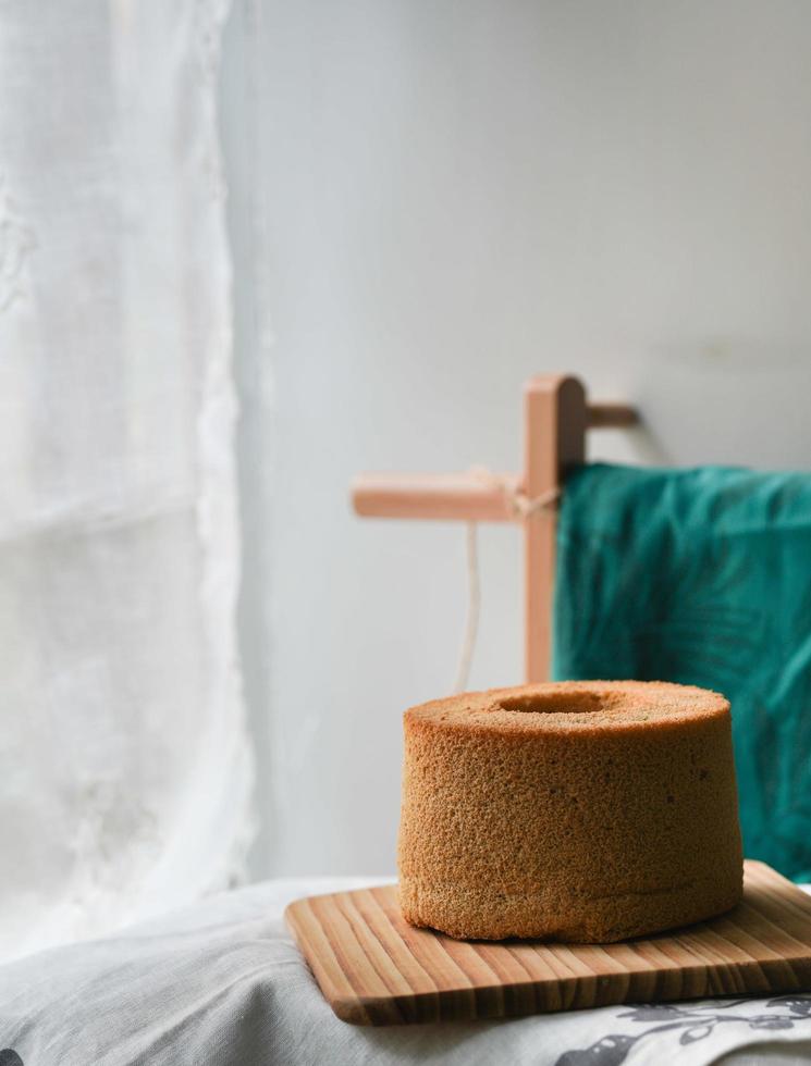 bundt cake sul tavolo foto