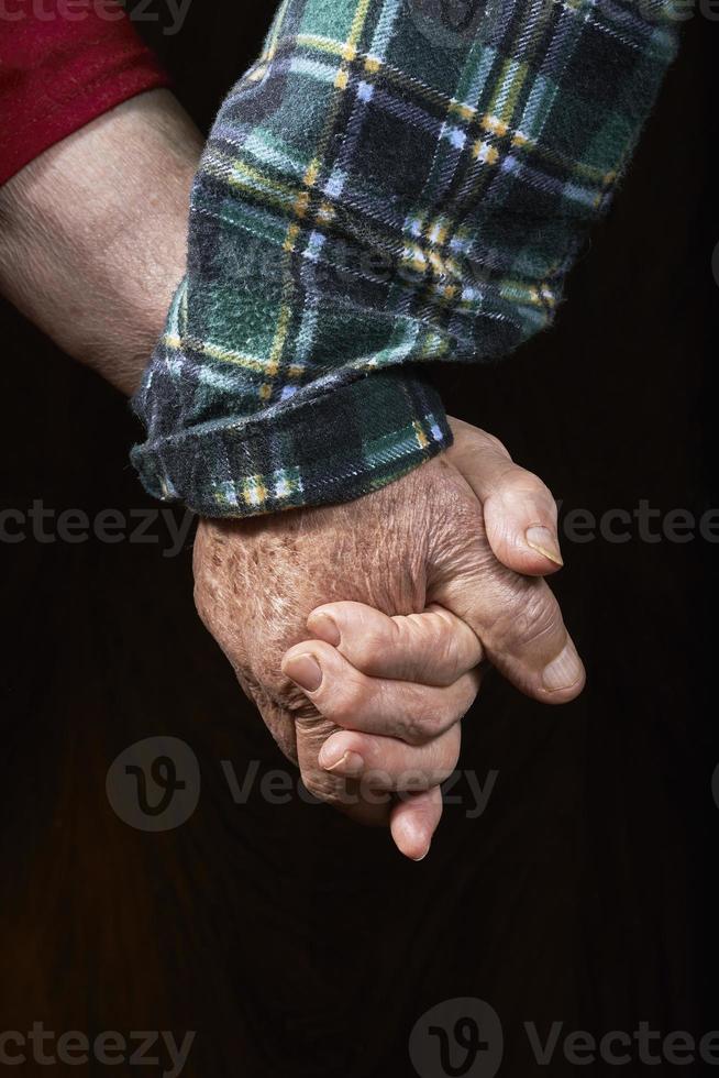 vecchio mani coppia foto