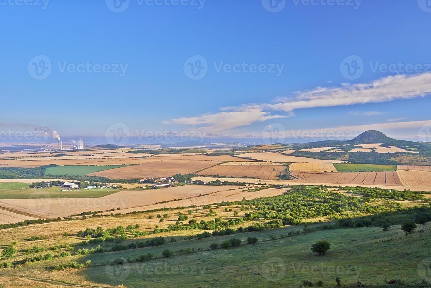 fabbrica nel il paesaggio foto