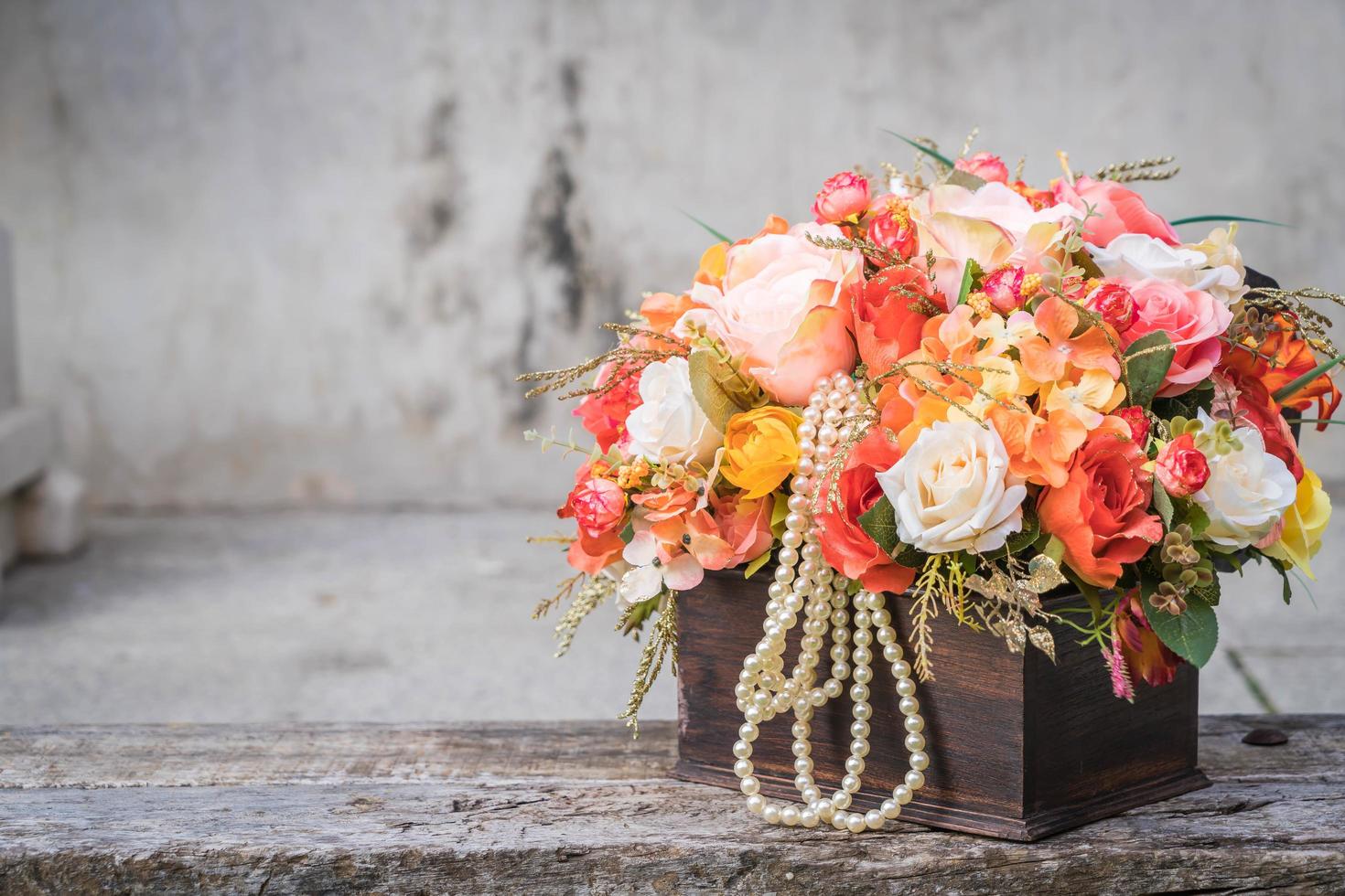 bouquet di fiori in scatola di legno foto