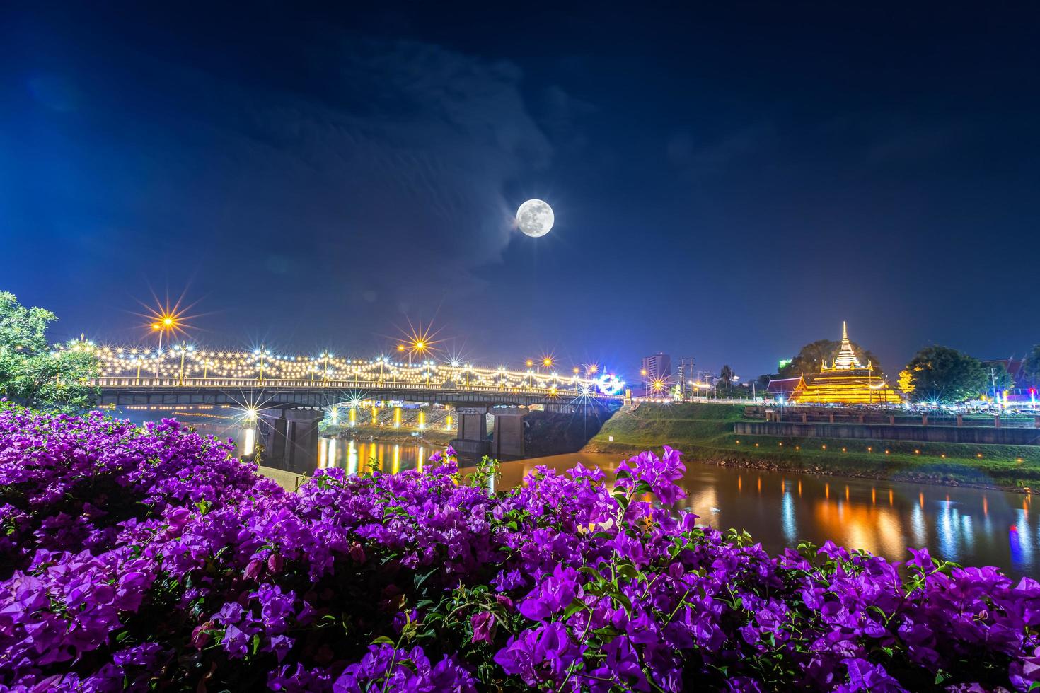 la luna piena tramonta sopra il festival del Loy Krathong in Tailandia foto