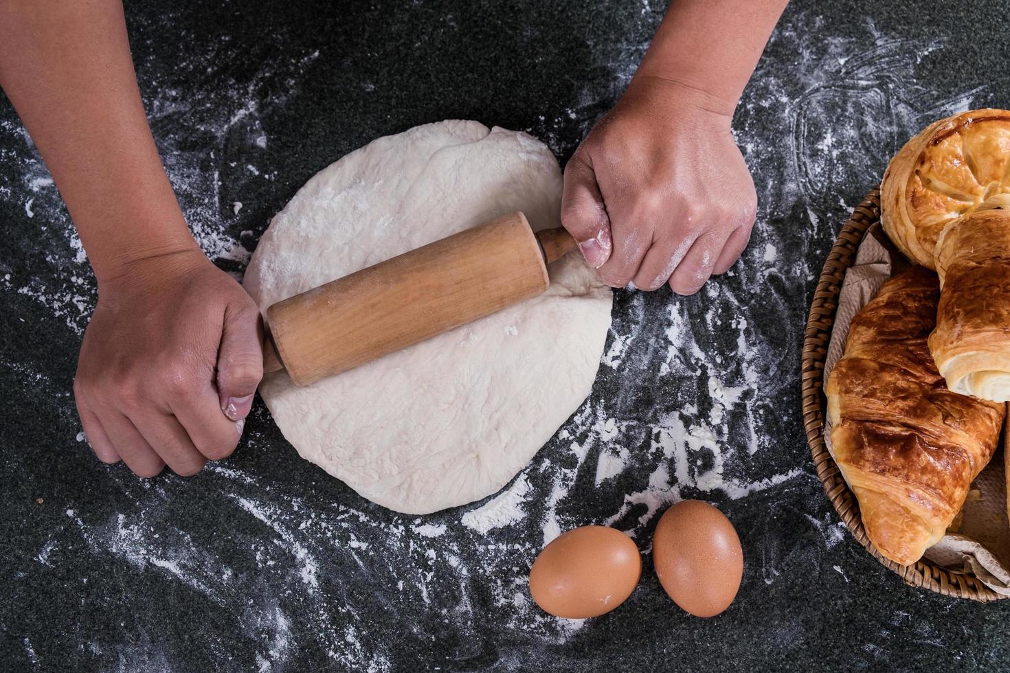 mani maschili stendere la pasta foto