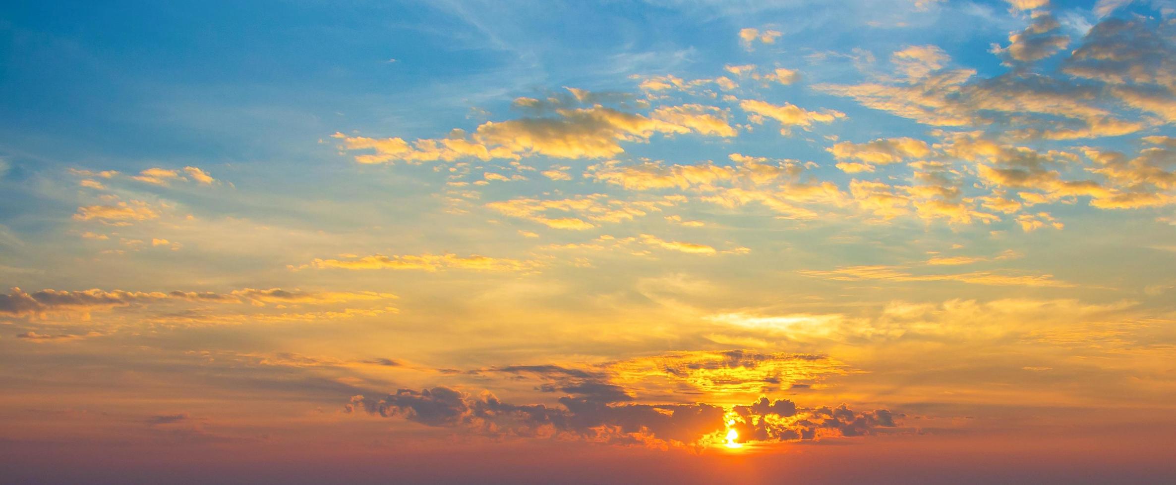 cielo al tramonto colorato foto