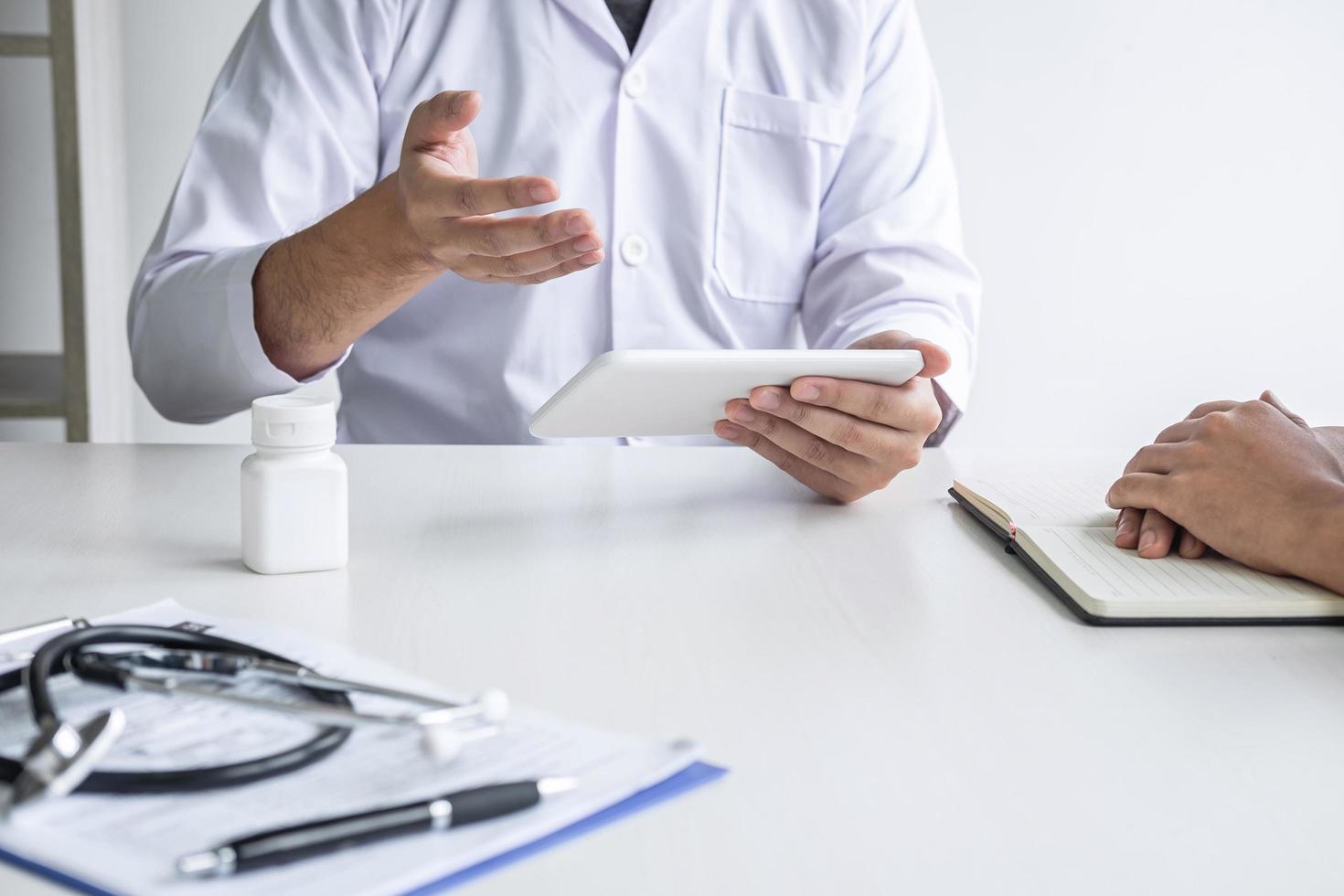 un medico prescrive l'assistenza sanitaria a un paziente foto