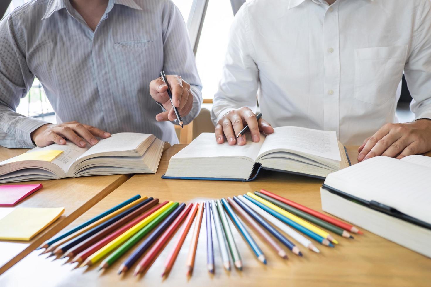 due studenti studiano insieme sui libri foto