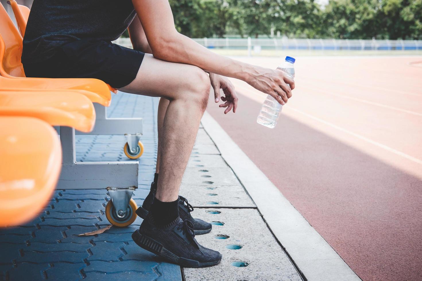 atleta maschio che prende pausa foto