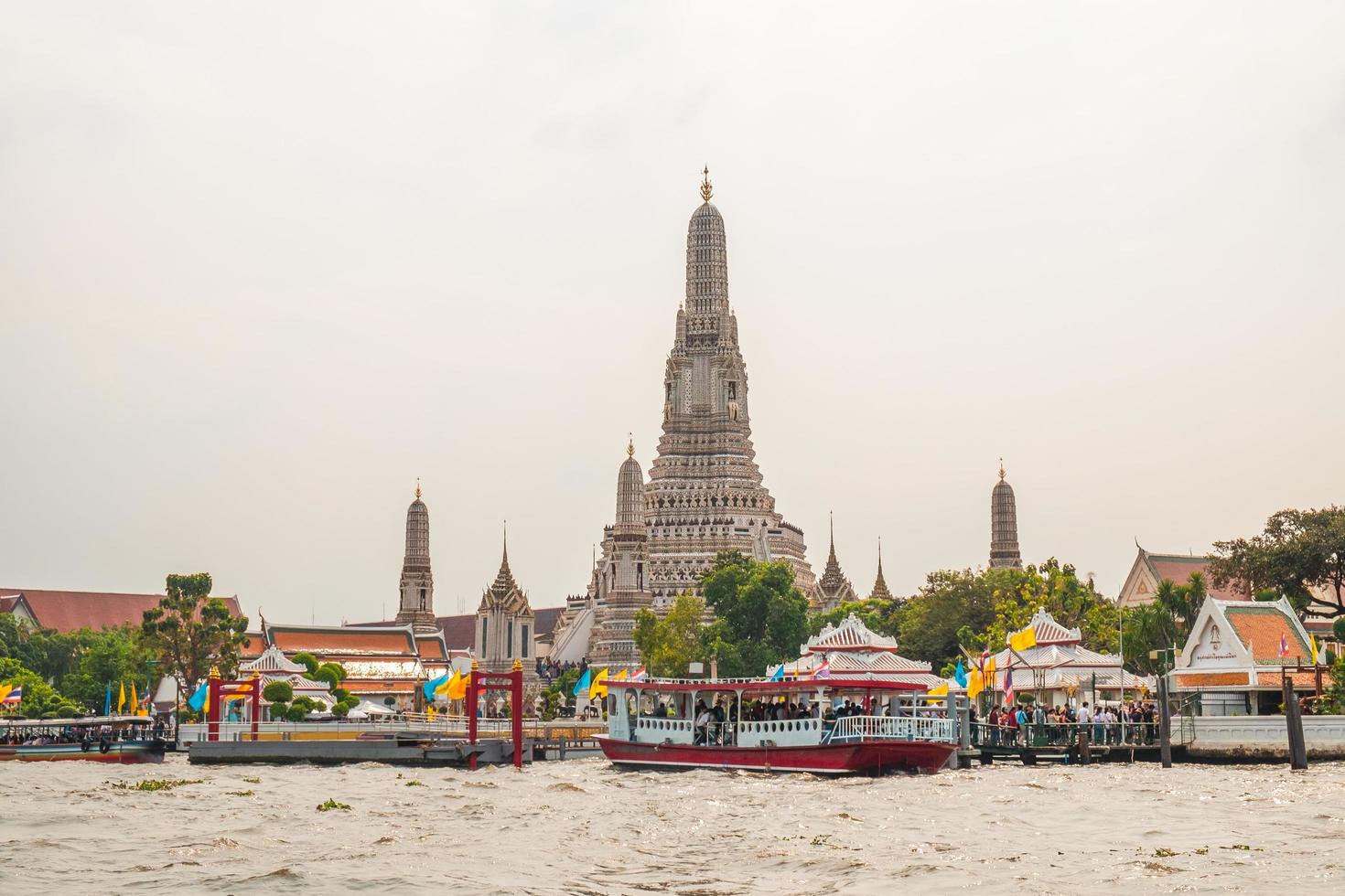 tempio di Wat Arun lungo il fiume Chao Phraya foto