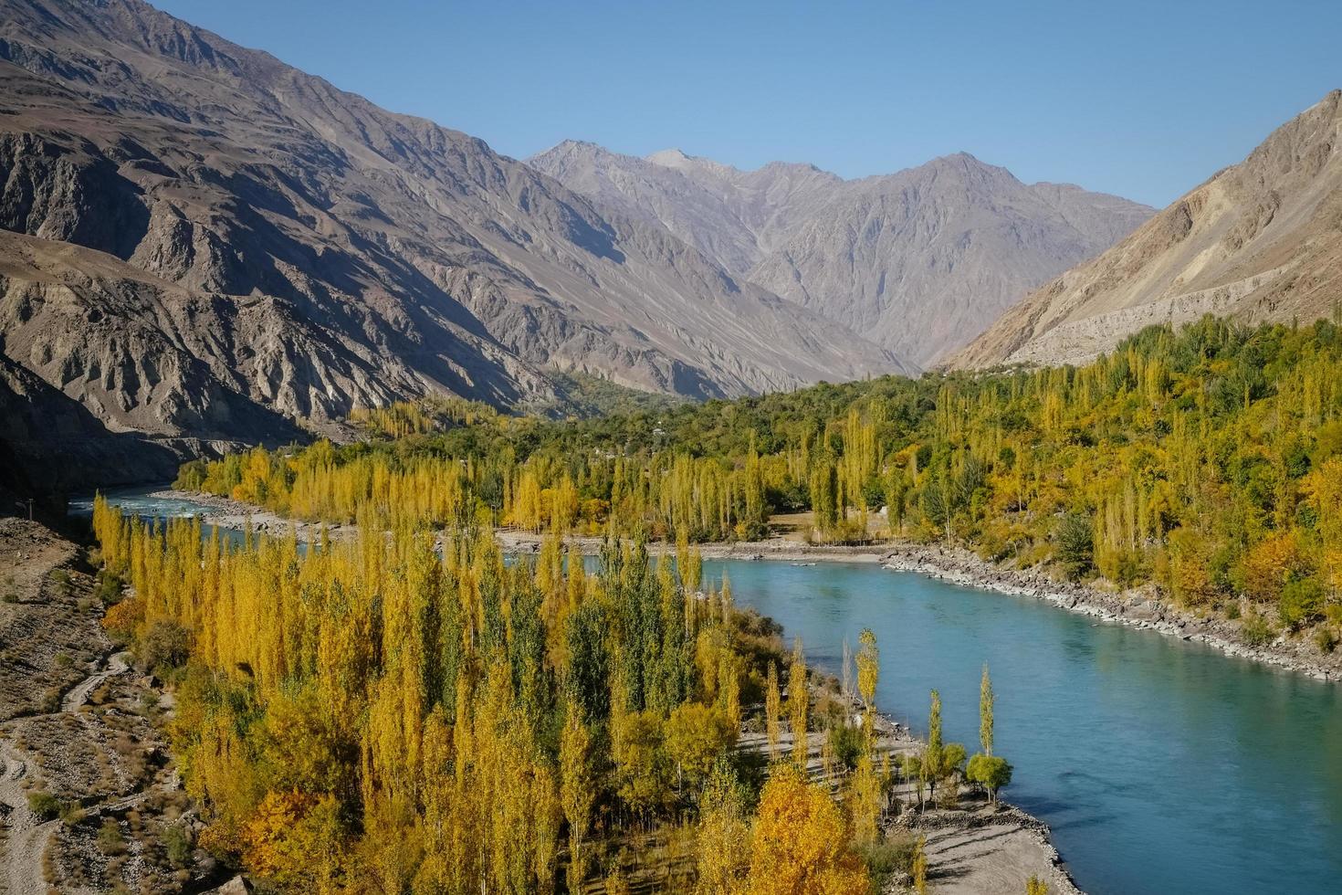 vista autunnale del fiume ghizer foto